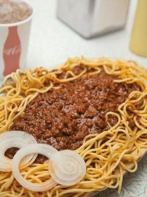 The best chili, Fred N Reds copycat recipe. Must serve over spaghetti just like this. Don't forget the dill pickles! Spaghetti Red Recipe, Chilli Spaghetti, Chili Spaghetti Recipe, Spaghetti Red, Red Chili Recipes, Childhood Recipes, Chili Spaghetti, Dove Recipes, Restaurant Foods