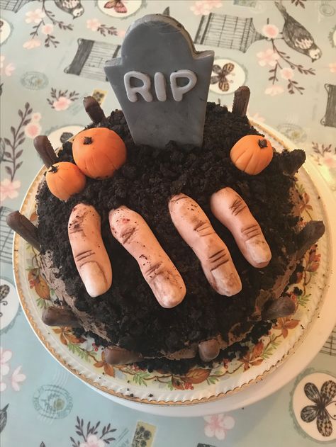 Halloween graveyard cake; fondant severed fingers, headstone and pumpkins #halloween #cake. Mini Halloween Cakes, Halloween Graveyard Cake, Graveyard Cupcakes, Graveyard Cake, Scary Halloween Cakes, Chocolate Hazelnut Cake, Halloween Cake Topper, Halloween Graveyard, Hazelnut Cake