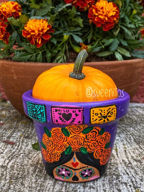 Mexican Flower Pot Painting Ideas, Friday Kahlo, Painted Pots Diy, Painted Clay Pots, Culture Day, Diy Flower Pots, Painted Flower Pots, Country Paintings, Día De Muertos