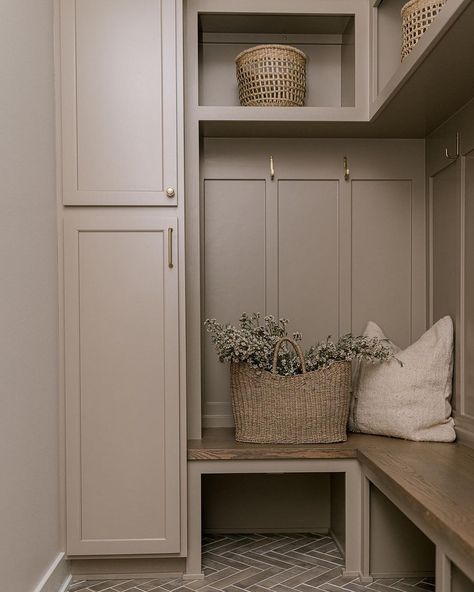 Small Mudroom Ideas, Vstupná Hala, Mudroom Remodel, Mudroom Cabinets, Mud Room Entry, Mudroom Ideas, Mudroom Decor, Mudroom Laundry Room, Mud Room Storage