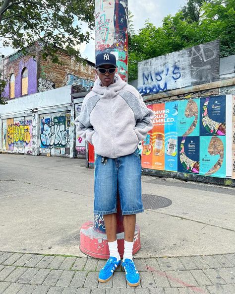 Light Wash Jorts Outfit, Blue Jorts Outfits Men, Light Blue Sambas Outfit, Trendy Boy Outfits, Fits Inspo, Cool Outfits For Men, Short Jeans, Blue Sneakers, Fitness Inspo