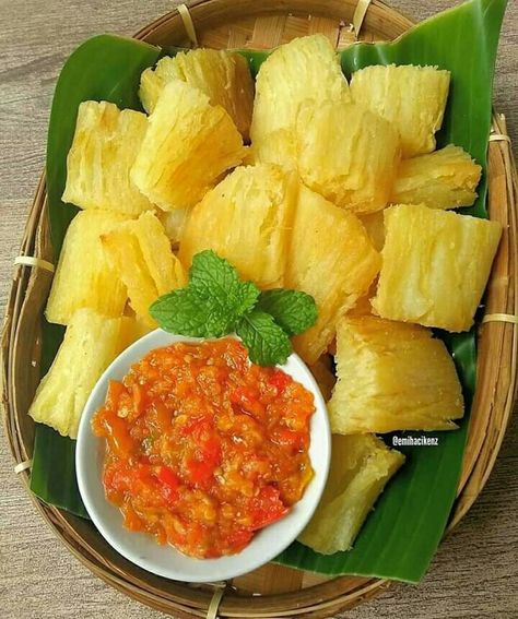 singkong goreng Cassava Fritters, Mi Instan, Easy Yorkshire Pudding Recipe, Yorkshire Pudding Recipes, Indonesian Desserts, Telur Rebus, Malay Food, Coconut Dessert, West African Food