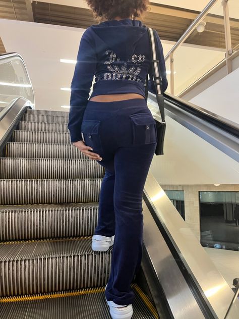 Juicy Couture Aesthetic Tracksuit, Blue Juicy Tracksuit, Navy Juicy Couture Tracksuit, Navy Blue Juicy Couture Tracksuit, Juicy Couture Tracksuit Outfit Ideas, Blue Tracksuit Outfit, Blue Mcbling, Juicy Couture Outfits, Blue Juicy Couture Tracksuit