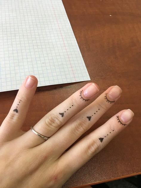 Aesthetic Finger Henna, Inai Simple, Henna Simple Aesthetic, Simple Hand Henna, Tiny Designs, Small Henna Designs, Cute Henna Designs, Cute Henna Tattoos, Henna Style Tattoos