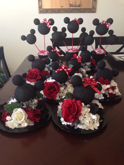 Mickey and Minnie wedding decorations. Disney theme. Mickey Mouse Centerpieces, Wedding Luncheon, Minnie Mouse Cookies, Mickey Balloons, Mickey Party, Disney Theme, Halloween Wedding, Disney Wedding, Wedding Ceremony Decorations