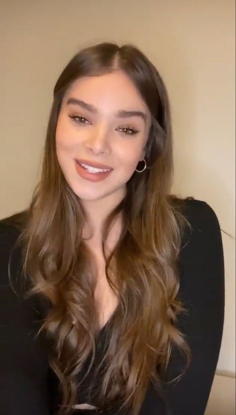 Hailee Steinfeld Hair Color, Hailee Steinfeld Brown Hair, Hailee Steinfeld Natural, Hailee Steinfeld Makeup, Hailee Steinfeld Close Up, Hailee Steinfeld Hair, Hailee Steinfeld Smiling, Hailee Steinfeld Style, Hailee Steinfeld