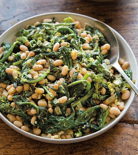 Lemony White Beans with Broccoli Rabe | This easy, nutrient-rich side comes together quickly thanks to canned beans, a great pantry staple for weeknight dinners. Serve this dish as a flavorful topping on slices of toasted bread. White Beans Recipe, Broccoli Rabe Recipe, Beans And Greens, Broccoli Rabe, Beans Recipe, Idee Pasto Sano, Veggie Sides, Veggie Dishes, Bean Recipes