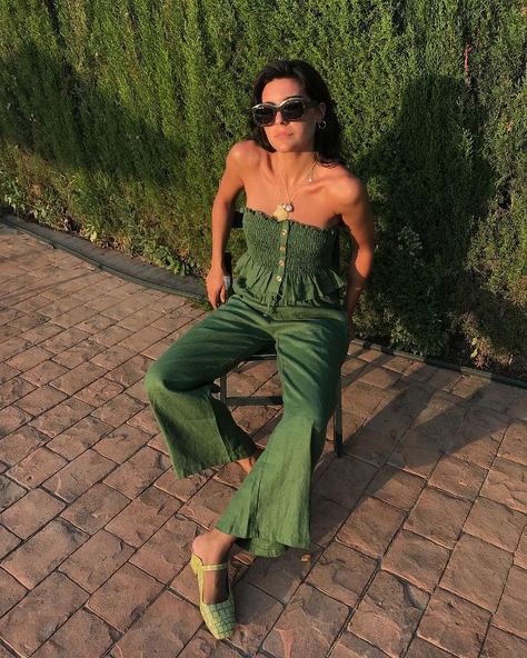 how to wear the color green Monochromatic Outfit Summer, Green Monochromatic Outfit, Green Jeans Outfit, Tropical Outfit, Classy Outfits For Women, Monochromatic Outfit, Estilo Chic, How To Look Classy, Autumn Fashion Women