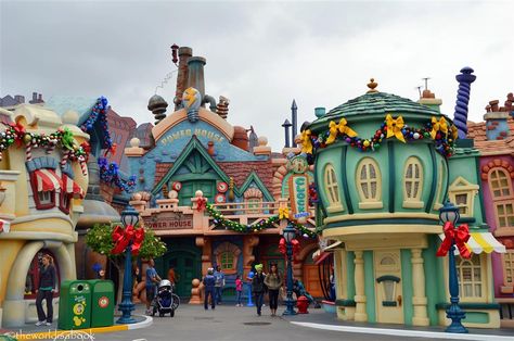 Disneyland Holiday Toontown Disney Toon Town, Toontown Aesthetic, Disney Scenery, Disneyland Pics, Christmas At Disneyland, Cartoon Houses, Disneyland Main Street, Disneyland Holidays, Pinterest Pictures