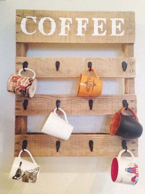 Craft this cute coffee mug organizer that will add an artistic piece to your kitchen wall. Use paint and a sponge for the stenciled top. Coffee Cups Diy, Coffee Cup Holder, Reclaimed Wood Projects, Wooden Pallet Projects, Repurposed Wood, Diy Simple, Decoration Kitchen, Pallet Crafts, Wood Pallet Projects