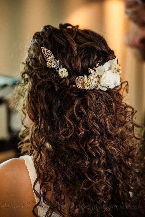 Best Products For Curly Hair, Long Natural Curls, Curly Hair Half Up Half Down, Curly Bridal Hair, Products For Curly Hair, Really Curly Hair, Bridal Hair Veil, Curly Wedding Hair, Hairdo Wedding