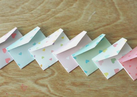 Free printable mini valentines day cards...rainbow hearts Diy Paper Envelopes, Cards For Valentines Day, Cards For Valentines, Mini Envelopes Template, Envelope Template Printable, Diy Gifts For Mothers, Valentine Notes, Tiny Envelopes, Mini Envelope