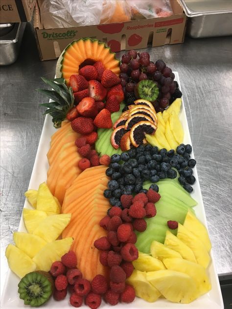 Rectangle Fruit Platter, Fruit Platter Designs Presentation, Fruit Tray Designs, Easy Fruit Salad Recipes, Fruit Platter Designs, Fruit Decoration, Fruit Salad Easy, Amazing Food Decoration, Party Food Buffet