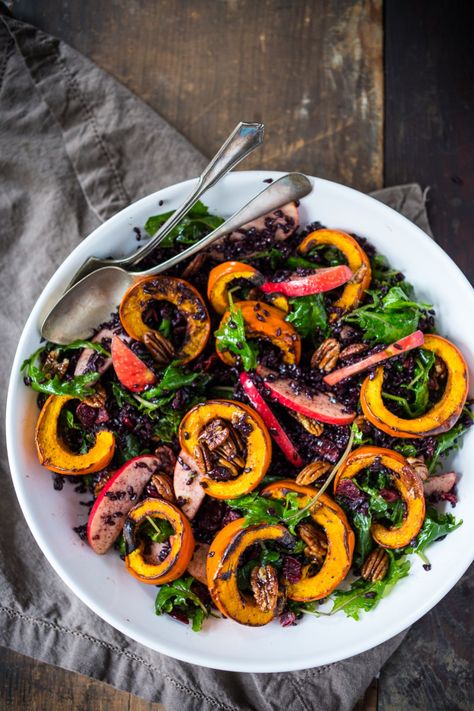 Roasted Pumpkin and Kale Salad Roast Pumpkin Salad, Feasting At Home, Autumn Salad Recipes, Thanksgiving Salad, Pumpkin Salad, Glazed Pecans, Wild Rice Salad, Fall Salad, Vegetarian Sides