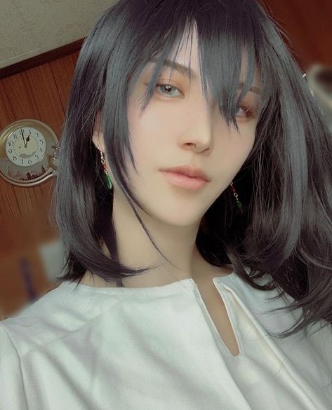 Howls Moving Castle Haircut, Howl Hairstyle, Howl Pendragon Makeup, Mikasa Hairstyle, Castle Hairstyle, Howl Hair, Howls Moving Castle Makeup, Howl Dark Hair, Howl Pendragon Black Hair