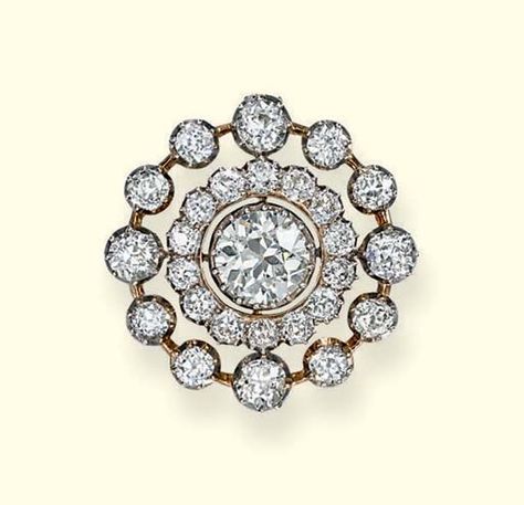 Diamond Brooches, The Bling Ring, Diamond Pendants, Jewelry Auction, Art Nouveau Jewelry, Diamond Brooch, Royal Jewels, Brooch Jewelry, Deco Jewelry