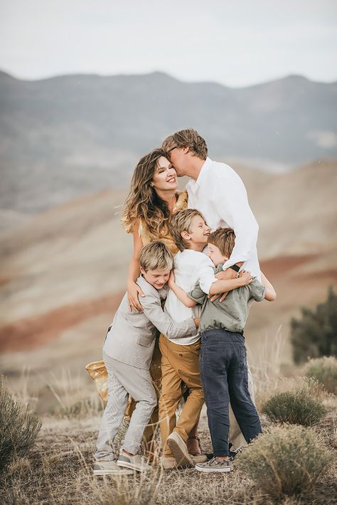 Head Pumpkin, Head Photoshoot, Family Christmas Pictures Outfits, Summer Family Pictures, Big Family Photos, Hidden Doors, Large Family Photos, Family Photoshoot Poses, Fall Family Portraits