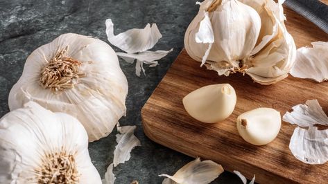 You Should Rub Raw Garlic on These Things Make Garlic Bread, Garlic Benefits, Wood Salad Bowls, Raw Garlic, Butter Popcorn, Homemade Dough, Garlic Oil, Garlic Recipes, Kinds Of Salad