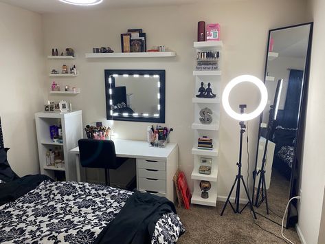 white and black room Black Vanity Desk Bedroom, White And Black Room, Small Teen Bedroom, Black Makeup Vanity, Makeup Vanity Ideas Bedrooms, Black And White Makeup, Ombre Acrylic, Vanity Bedroom, Makeover Bedroom