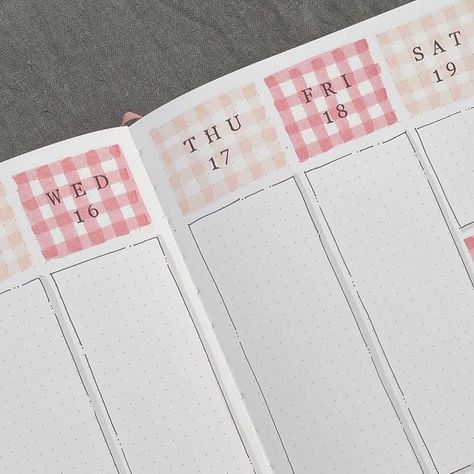 Dotted Planner Ideas, Journal Ideas Aesthetic January, Bullet Journal Planner Layout, Simple Bujo Spreads, Picnic Bullet Journal, Cute Calendar Ideas, Journal Page Ideas Aesthetic, My Year In Pixels, Weekly Bujo Spread