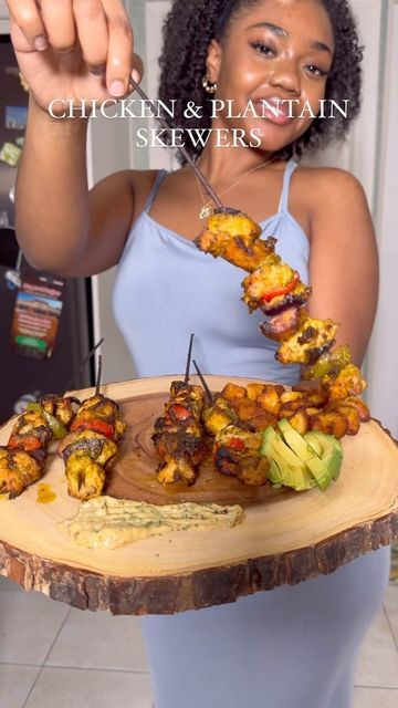 𝒥𝐸𝒩𝒩𝐼𝐹𝐸𝑅 𝑀𝐸𝐿𝒜𝒩𝐼𝐸 on Instagram: "Happy Sunday! Today’s Menu: Chicken | Plantain skewers 🥑 🫑🧄🌶️ I love with this frying pan 1000/10 -Roasted Ingredients : Red onion Parsley Garlic Bell pepper Tomato Scotch bonnet pepper - Olive oil for marinade -Seasonings: Maggi Black pepper Choice of seasoning or 🤏🏾 salt" Plantain Skewers, Chicken And Plantains, Grilled Plantain Recipes, Plantain Crusted Chicken, Roasted Plantain And Fish, Cheap Meal Prep, Health Eating, Healthy Lunch Recipes, Healthy Eating Habits