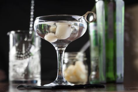 Beyond the Bloody Mary: Five Delectable Savoury Cocktails Manly Cocktails, Popular Mixed Drinks, Whiskey Drinks Recipes, Cocktail Garnishes, Welcome Drinks, Classic Gin Cocktails, Bar Snacks, Vodka Tonic, Cocktail Drinks Alcoholic