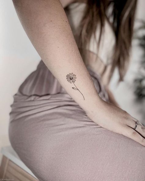 Tiny Flower Tattoos Wrist, Small Tattoos Sunflower Simple, Small Daisy Tattoo On Wrist Simple, Small Hand Flower Tattoos, Wrist Sunflower Tattoos For Women, Elegant Daisy Tattoo, Small Tattoos Flower Simple, Sunflower Aesthetic Tattoo, Daisy Tattoo Placement