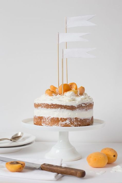 gluten-free coconut cake with dried apricots Naked Cake Decoration, Gluten Free Coconut Cake, Apricot Cake, Dried Apricot, Cake Gluten Free, Pretty Cake, Coconut Desserts, Naked Cakes, Layered Cake