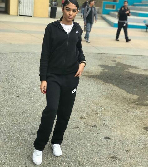 nike.🖤 𝒑𝒊𝒏𝒕𝒆𝒓𝒆𝒔𝒕 : @shawtypr 👅 Baddie Winter Outfits, Outfit Ideaa, Baggy Fashion, Future Outfit, Teacher Outfit, Cute Outfits For School, Lazy Outfits, Chill Outfits, Tween Outfits