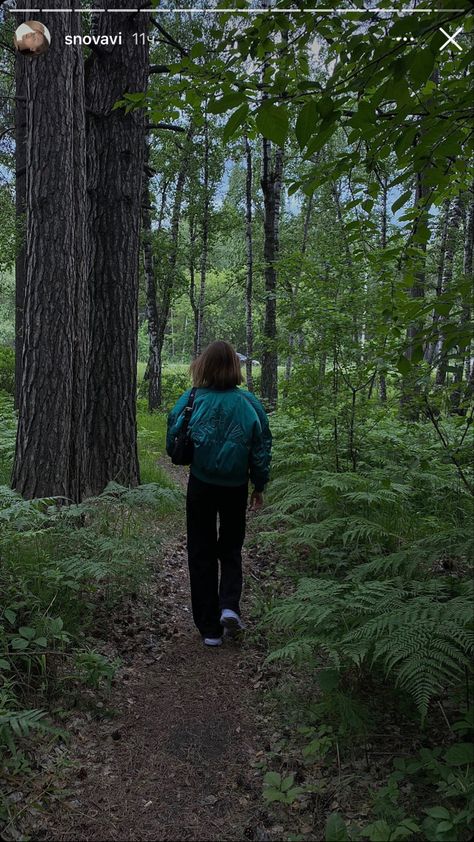 Forest Hike Outfit, Pose In Forest Nature, Forest Trip Outfit, Forest Photo Ideas Instagram, Pose Running, Lodge Aesthetic, Ormanlık Alan, Mountain Photoshoot, Kodaikanal