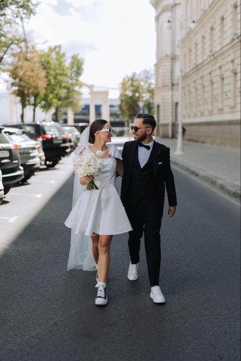 Civil Wedding Dress With Sneakers, Short Wedding Dress And Converse, Short Wedding Dress And Sneakers, Street Style Prenup Shoot, Pre Wedding Street Style, Short Dress Wedding Photos, Bride Street Photography, Short Wedding Dress With Sneakers, Sneakers Wedding Outfit