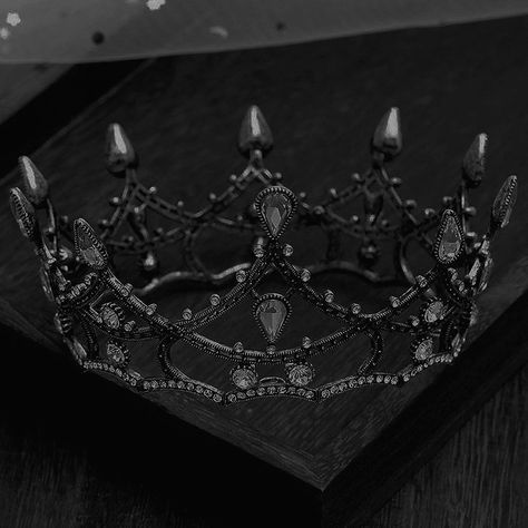 Dark Crown Aesthetic, Crown Aesthetic Queens Dark, Black Crown Aesthetic, Dark Tiara, Grad Themes, Beautiful Crowns, Dark Royalty Aesthetic, Aesthetic Queen, Crystal Crown Tiaras