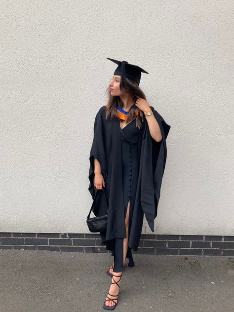 University Graduation Dress, Graduation Dress Black, Outfit Ideas Graduation, Graduation Dress University, Winter Graduation Outfit, Graduation Aesthetic, Winter Graduation, Graduation Outfit Ideas, University Graduation