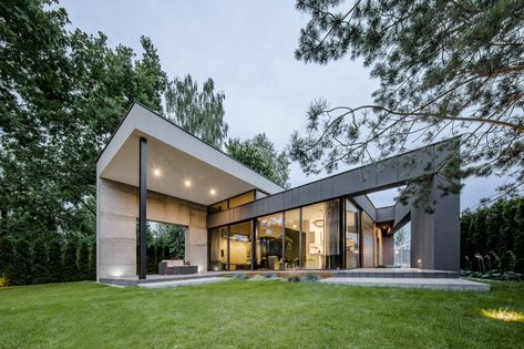 Gallery of FIL House / Beczak / Beczak / Architekci - 1 Houses In Poland, L Shaped House, Modern Family House, Philip Johnson, Modern Rustic Homes, Casa Container, Casa Exterior, Contemporary Interior Design, Story House