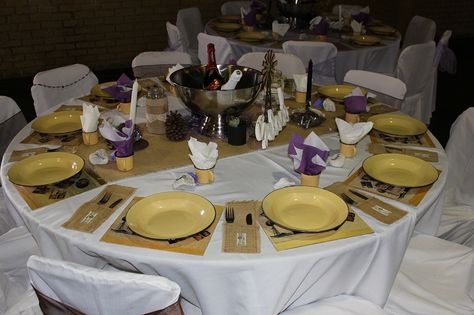 boere troue. blik bekers en borde Bosveld Party Theme, Boere Partytjie Idees, Plaas Troue, South African Decor, Zulu Traditional Wedding, Kitchen Crockery, Wet Felting Projects, Traditional Wedding Decor, African Decor