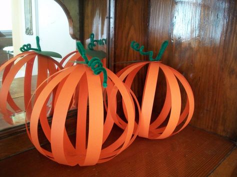 Construction paper and pipe cleaners are about all you need for this paper pumpkin craft. Paper Pumpkin Craft, Halloween Pumpkin Crafts, Pumpkin Craft, Construction Paper Crafts, Halloween Paper Crafts, Pumpkin Carving Templates, Pumpkin Art, Fall Crafts For Kids, Halloween Crafts For Kids