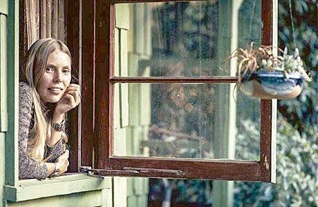 Joni Mitchell looks out the window in her Laurel Canyon home, Los Angeles, 1970 (photo by Henry Diltz) Henry Diltz, Morrison Hotel, Folk Musician, Stephen Stills, Joni Mitchell, Jackson Browne, Laurel Canyon, 70s Music, Oral History