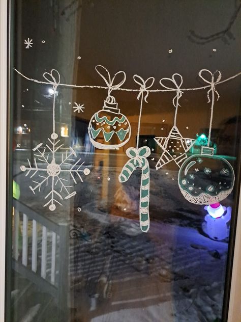 Christmas Window Painting Ornaments, Space Window Painting, Window Cristhmas Drawing, Winter Window Drawing, Drawing On Windows Christmas, Easy Christmas Window Painting, Christmas Window Painting Easy, Window Drawings, Christmas Window Painting