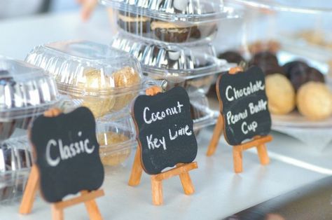 adorable way of labeling food at a party Food Stall Ideas For College Fest, Food Stall Decoration Ideas, Food Labels For Buffet, Bake Sale Displays, Stall Decorations, Food Stall Design, Bake Sale Packaging, Farmers Market Display, Cake Stall