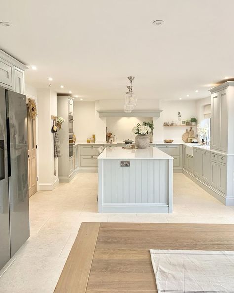 Kitchen Diner Extension Open Plan, Country Style Kitchen Farmhouse, Country Kitchen Designs Farmhouse Style, Grey Country Kitchen, Country Modern Kitchen, Open Plan Kitchen Dining Living Layout, Kitchen Diner Ideas, Country Kitchen Diner, Open Plan House