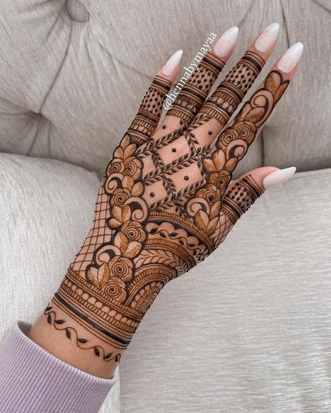 Front Hand Mehandi Desgine Stylish, Nikkah Henna, Mehndi Designs Back Hand, Mehndi Designs Back, Hand Mehndi Designs, Mehndi Designs Simple, Mehndi Outfit, Front Mehndi Design, Simple Mehendi Designs