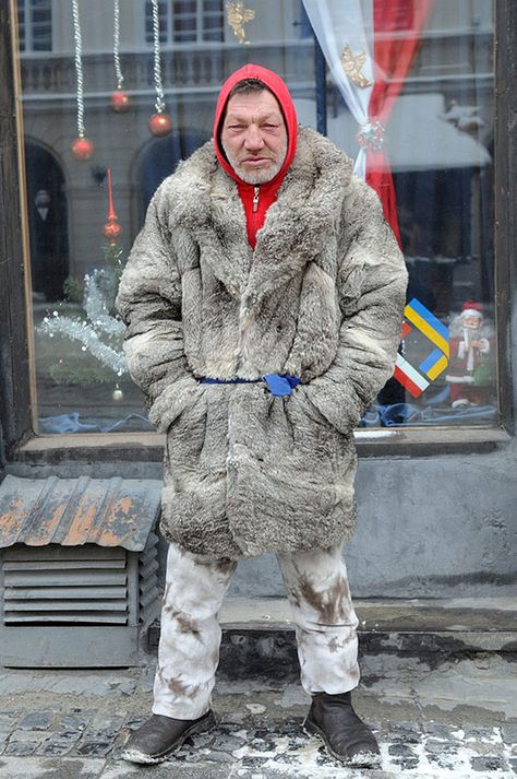 Meet 55-Year-Old Slavik, The Most Fashionable Homeless Man In Ukraine Homeless Clothes, 1950s Jacket Mens, Cargo Jacket Mens, Khaki Parka, Green Cargo Jacket, Jackets Men Fashion, Street Fashion Photography, Outdoor Jacket, Fall Jackets