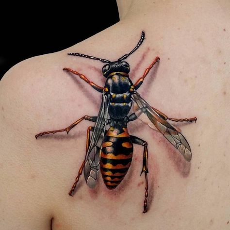 This is the mother of wasps! Cool animal tattoo. Click to discover more Mind Bending 3D & Optical Illusion Tattoos. Bee Tattoo Meaning, Wasp Tattoo, Tato 3d, Best 3d Tattoos, Tatoo 3d, Amazing 3d Tattoos, Bumble Bee Tattoo, Lisbeth Salander, Optical Illusion Tattoo