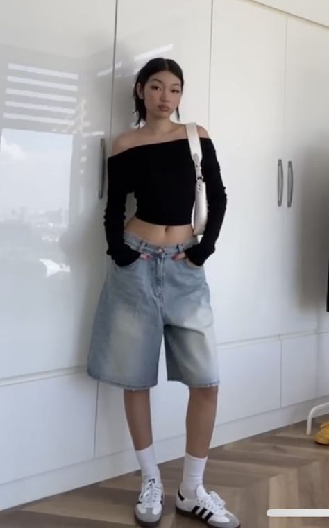 baggy trashy casual outfit inspiration outfit inspo ootd everyday look it girl aesthetic fashion inspo swag skater girl skate trendy loose fit jorts fashion inspo summer 2023 oanh oanhdaqueen Baggy Outfit For Summer, Outfit Ideas Summer Streetwear, Outfit For Summer 2024, Beggy Outfit Girl, Outfits With Jorts Baggy, Jorts Fits Girl, Baggy Outfits For Summer, Jorts Outfit Women’s Aesthetic, Skater Jorts Outfit