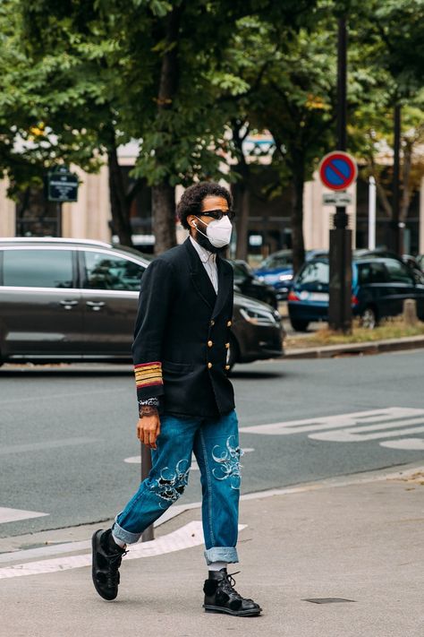 See Photos: The Best Street Style From the Spring 2022 Menswear Shows in Paris | Vogue Outfits Paris, Paris Vogue, Dior Men, Paris Fashion Week Street Style, Street Snap, The Best Street Style, Best Street Style, Streetwear Men Outfits, Cool Street Fashion