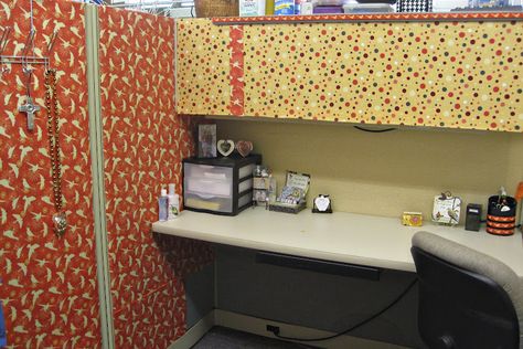 Mommy's Treasures: Extreme Cubicle Makeover - 2011 Edition How To Cover Cubicle Walls With Fabric, Cubicle Wall Decor Ideas, Cubicle Wall Covering, My Family Crafts, Cubicle Wall Decor, Cubicle Door, Cubicle Storage, Cubicle Ideas, Cubicle Wall