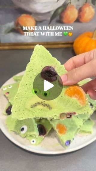 Sara Martinez on Instagram: "And this is my secret to getting my toddler to eat spinach, hahaha. Love making fun Halloween snacks and treats. Let me know if you try this!! 

Halloween monster yogurt bark: 

2 1/2 cups plain yogurt
3 tbsp honey or maple syrup
1 cup spinach, packed
1-2 kiwi, peeled and sliced into moon shapes
1/4 cup mandarin oranges 
1/4 cup frozen pitted cherries, cut in half
1 tbsp eye candies

#halloweentreats #halloweensnacks #halloweensnacksforkids #snacksforkids #kidsnacks #halloweentoddler #toddlerhalloween #halloweensnack" Fun Halloween Snacks, Halloween Snacks For Kids, Toddler Snack, Yogurt Bark, Mandarin Oranges, Toddler Snacks, Toddler Halloween, Halloween Monster, Halloween Snacks