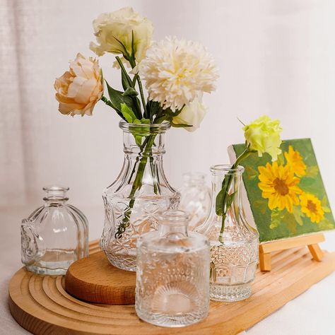 You get 16 glass bud vase, each small glass vase is decorated with etched patterns to further enhance its attractiveness. Flower vases are very classy and can be used in any environment, from elegant to simple and casual. Vintage décor vase will become a beautiful decorative center on your window sill, dining table or wedding reception table. Mason Jar Wedding Decor, Casual Wedding Decor, Formal Wedding Decor, Vasos Vintage, Glass Vases Centerpieces, Whimsical Wedding Decorations, Rustic Wedding Decorations, Simple Wedding Centerpieces, Tafel Decor