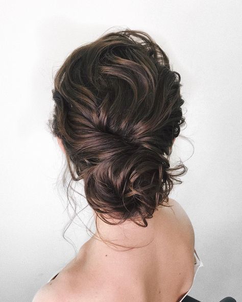 Just like for all brides, when the big day is approaching,many decisions have to be made. Wedding hair is a major part of what gives you good looks. These incredible romantic wedding updo hairstyles are seriously stunning. If you you want to add glamour to your wedding hairstyle, then check out these wedding updos Loose Updo, Romantic Updo, Messy Updo, Have Inspiration, Wedding Hair Inspiration, Low Bun, Bridal Updo, Penteado Cabelo Curto, Wedding Hairstyles Updo