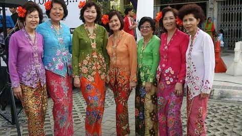 Singapore Costume, Kebaya Nyonya, Kebaya Moden, Kebaya Lace, Official Dresses, Batik Kebaya, Kebaya Dress, Tunic Style Tops, Batik Fashion